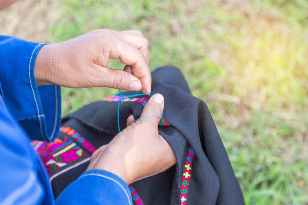 ázsiai hegy törzs nő hímzés hagyományos minta handcraft helyi ruhák a tűt és cérnát - Fotó, kép