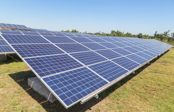                  Close Up Reihen Reihe von Solarzellen oder Photovoltaik in Solarkraftwerken alternative saubere erneuerbare Energieeffizienz - Foto, Bild