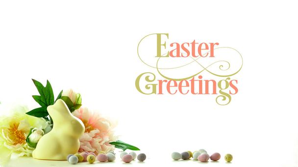 Fondo de Pascua con conejito de chocolate blanco y flores de primavera borde y texto
. - Foto, Imagen