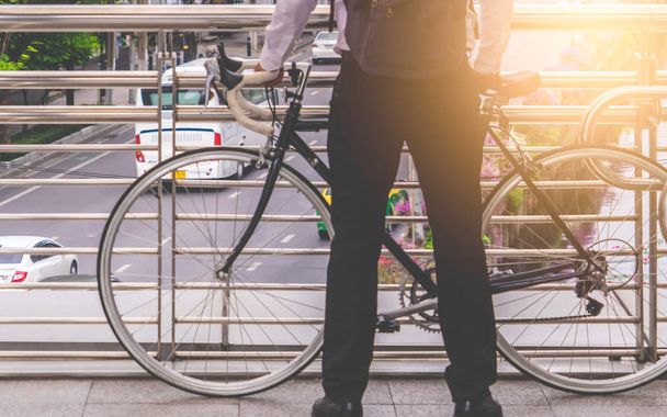 Człowiek biznesowy spacerując rowerem po miejskim ruchu - Zdjęcie, obraz