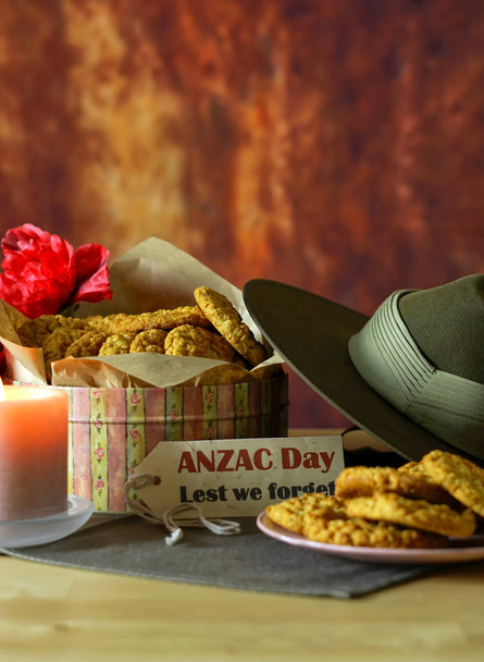 Παραδοσιακό Anzac μπισκότα με Αυστραλιανό στρατό πλατύγυρο καπέλο με αντίγραφο χώρου. - Φωτογραφία, εικόνα