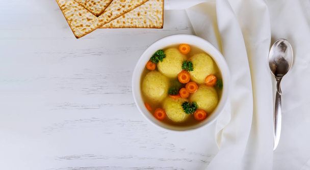 Песах праздник вкусный суп Matzoh мяч с маца
 - Фото, изображение