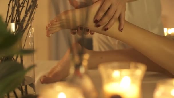 Un massaggiatore tailandese massaggia lentamente i piedi con olio
. - Filmati, video