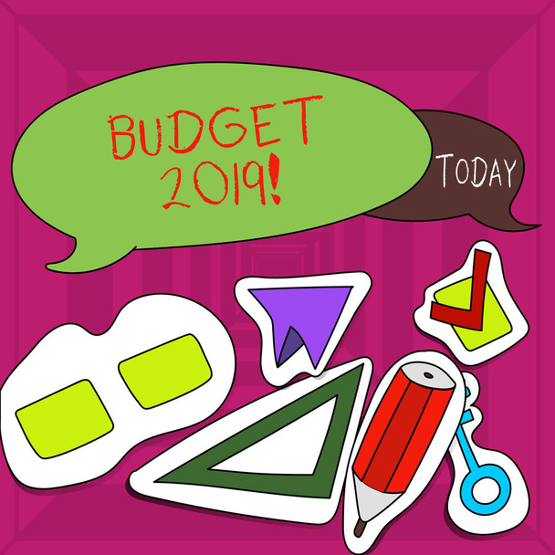 Írásbeli Megjegyzés mutatja a költségvetés 2019. Bemutatják a becsült bevételi és kiadási folyó évre két beszéd ballon és a különböző címkéket matricát stílusú ikonok üzleti fotó. - Fotó, kép