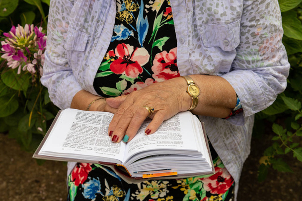 Czytanie żydowskiej księgi modlitewnej - Zdjęcie, obraz