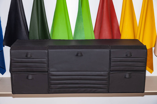 Чорна шкіряна сумка-органайзер для багажника автомобіля для зберігання
 - Фото, зображення