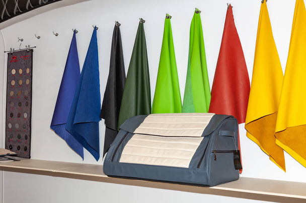 El yapımı bej ve gri deri Organizatör çanta için bir araba bagajı fo - Fotoğraf, Görsel
