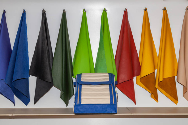 Ručně vyráběné kožené modré a béžové organizátor bag pro kufr auta fo - Fotografie, Obrázek