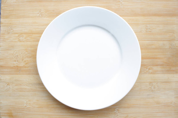 Тарелка на столе
 - Фото, изображение