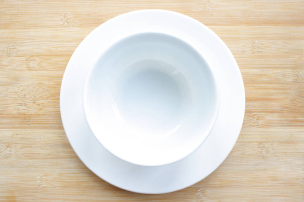 Чаша и тарелка на тарелке
 - Фото, изображение