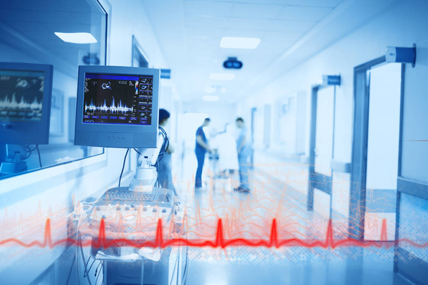 Красная линия сердцебиения на фоне цифрового оборудования
  - Фото, изображение