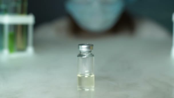 Laborexperte entnimmt Impfstoffprobe, überprüft Qualität des Medikaments, Apotheke - Filmmaterial, Video
