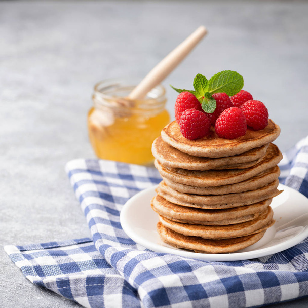 Whole wheat pancakes with berries - Fotoğraf, Görsel