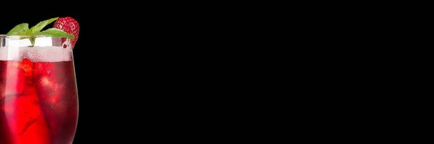 Delicioso coquetel alcoólico moderno com morangos em um fundo preto. Banner de formato amplo
. - Foto, Imagem