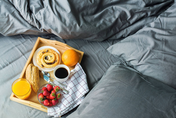 Morning breakfast Wooden tray coffee bun orange - Foto, afbeelding
