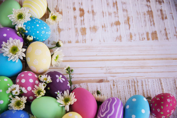 Peint fond d'oeufs de Pâques colorés - Fête de Pâques concept de fond de célébration
 - Photo, image
