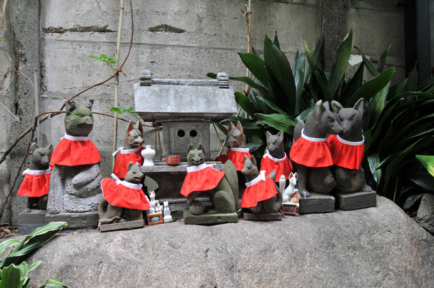 Esculturas de zorro (Kitsune) alineadas en un santuario de Namiyoke Inari Jinja en Tokio, Japón
 - Foto, imagen