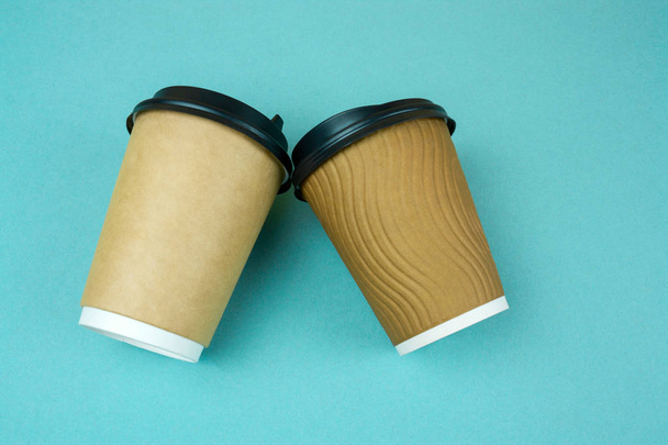 disposable paper cups on a blue background - Foto, imagen