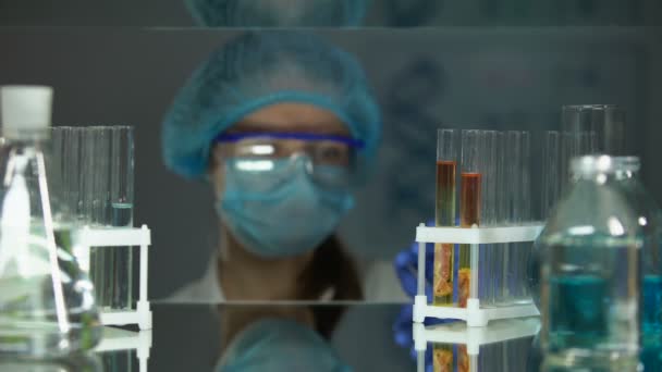 Assistente di laboratorio che studia il campione di carne con lente d'ingrandimento, analisi elmintica
 - Filmati, video