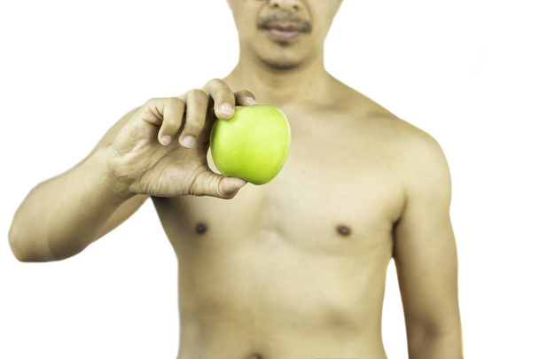 Egészséges meztelen ember, aki egy friss zöld alma elszigetelt a Vágógörbe. - Fotó, kép