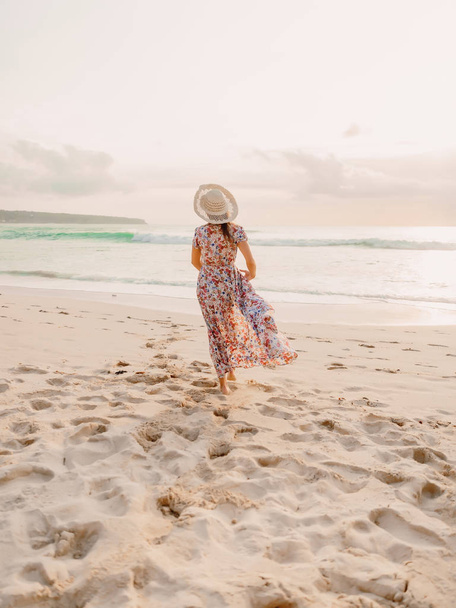 Okyanus plaj gün batımında yaz elbiseli çekici kadın. - Fotoğraf, Görsel