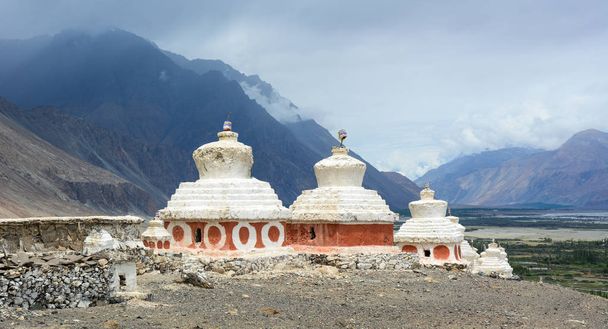 Древний тибетский храм на горе
  - Фото, изображение