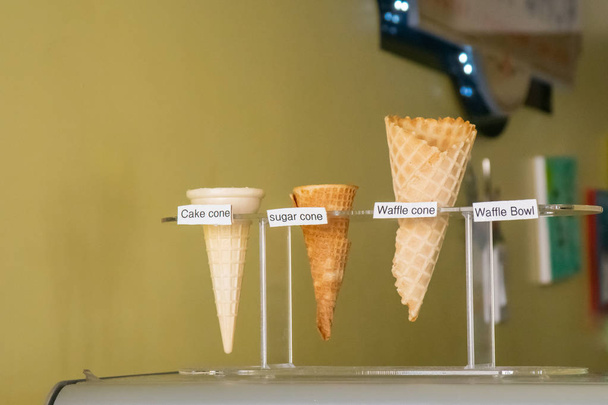 Ijs kegels tentoongesteld in een winkel van gelato - Foto, afbeelding