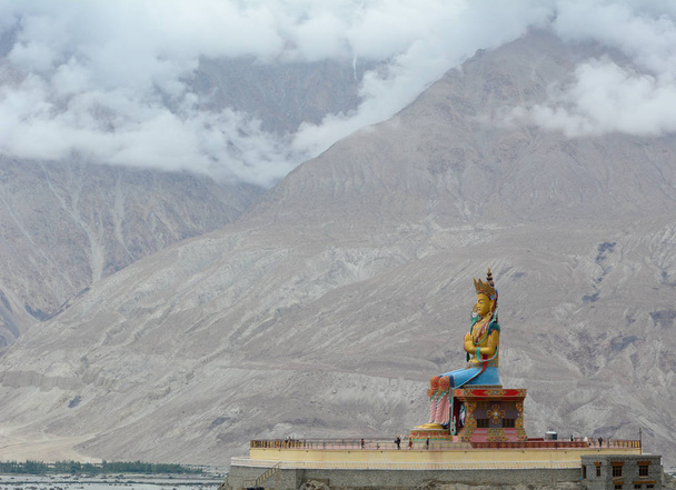 Maitreya Buddha standbeeld in Ladakh, India - Foto, afbeelding