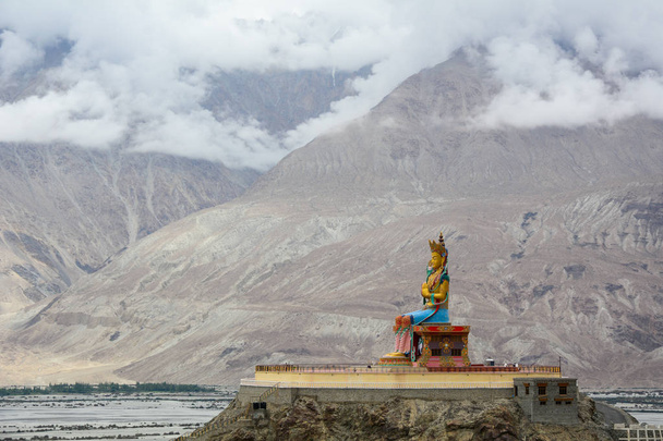 Maitreya Buddha szobor Ladakh, India - Fotó, kép