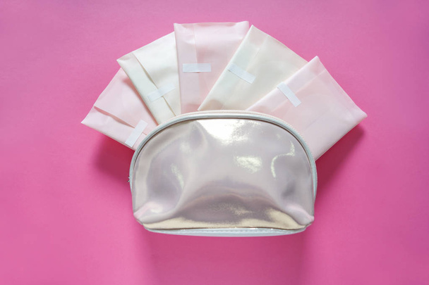 Taška s menstruační vložky na barvu pozadí - Fotografie, Obrázek