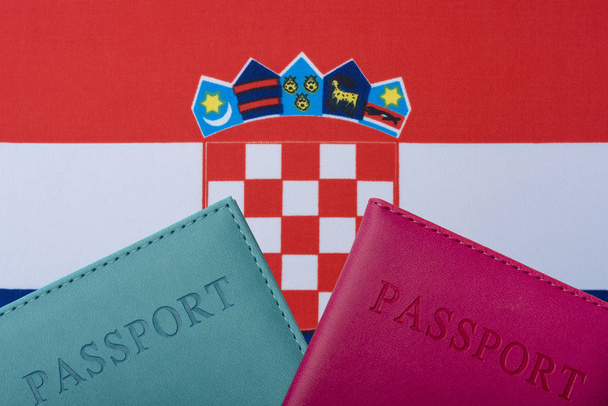 auf dem Hintergrund der kroatischen Flagge befindet sich ein Reisepass. - Foto, Bild
