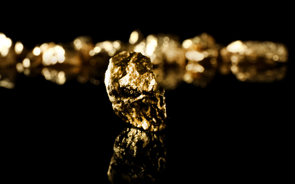 Siyah arkaplanda altın külçesi - Fotoğraf, Görsel