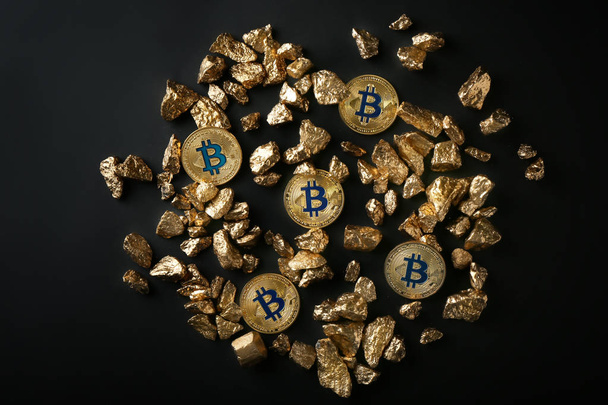 Bitcoins y pepitas de oro sobre fondo negro
 - Foto, imagen