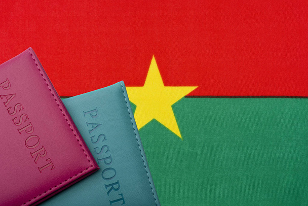 Burkina Faso bayrağı arka planda pasaport vardır. - Fotoğraf, Görsel