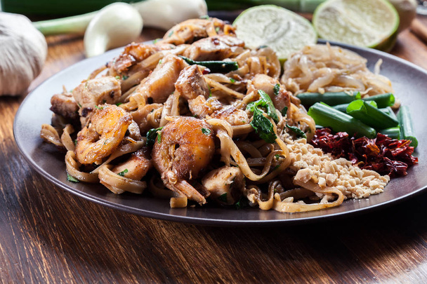 Pad Thai with chicken and shrimp - Foto, afbeelding