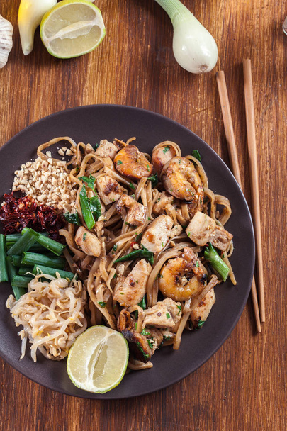 Pad Thai with chicken and shrimp - Foto, imagen