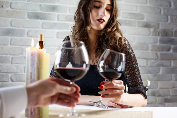 Mladá žena dělá podrážděný výraz gesto na špatné rande v restauraci. - Fotografie, Obrázek