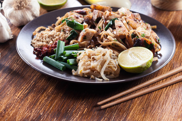 Pad Thai with chicken and shrimp - Foto, afbeelding