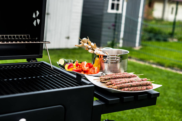 Smakelijke garnalen en vlees met groenten koken op grill - Foto, afbeelding