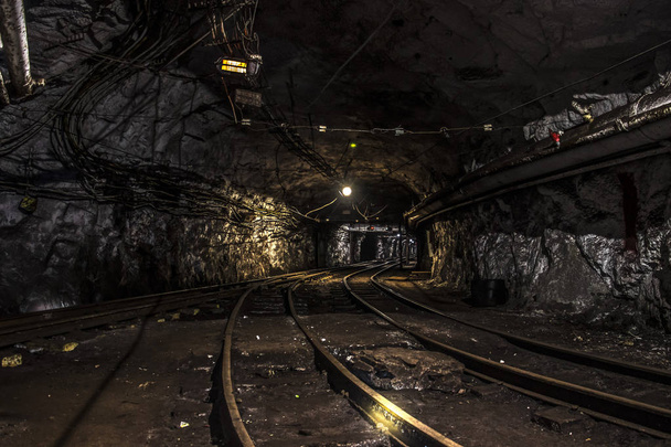 Видобуток залізної руди в підземній шахті
 - Фото, зображення