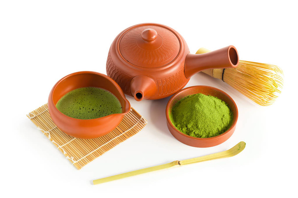 Зеленый чай Маття и японский чайный сервиз. Керамический чайник и чашка пара изолированы на белом фоне
. - Фото, изображение