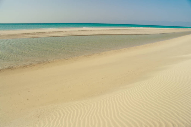 Fantástica praia deserta no Oceano Índico entre as rochas. Paraíso férias
. - Foto, Imagem