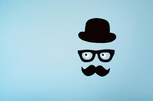 männliche Silhouette, Schnurrbart, Brille und Hut, intelligenter Mann - Foto, Bild