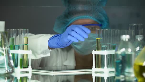Assistente de laboratório analisando urina em tubo, exame de saúde, prevenção de doenças
 - Filmagem, Vídeo