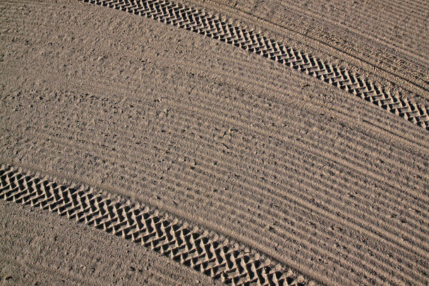Καθαρίζεται με ένα τρακτέρ άμμο στην παραλία της Μεσογείου  - Φωτογραφία, εικόνα