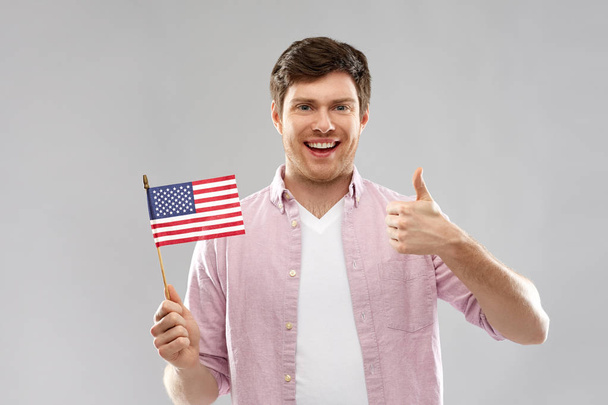 gelukkig mens met Amerikaanse vlag tonen duimen omhoog - Foto, afbeelding