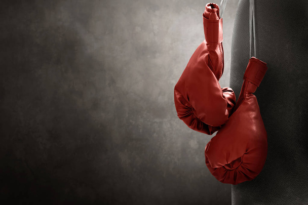 Red boxing gloves hanging - Фото, зображення
