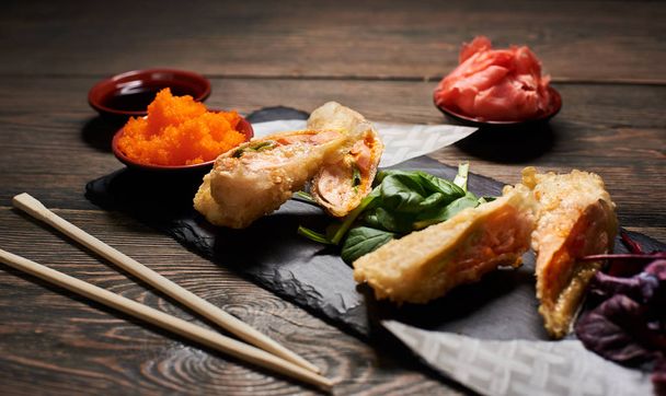 Aasialainen ruokalaji, jossa vihreä, punainen basilika, riisipaperi kivilevyllä
 - Valokuva, kuva