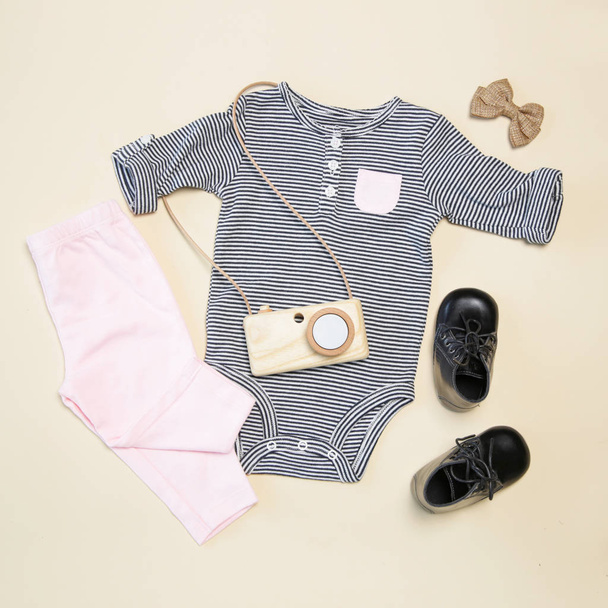 Bebek bahar kıyafeti, üst görünüm, çıplak vücut, Ayakkabı ve ahşap kamera oyuncak - Fotoğraf, Görsel