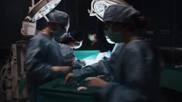 Ώρα λήξη του βίντεο απασχολημένος χειρουργοί πάνω από τον πίνακα λειτουργίας - Πλάνα, βίντεο